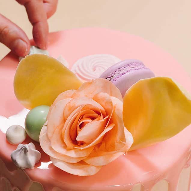 Peach fuzz, the trending color for your buttercream frosting